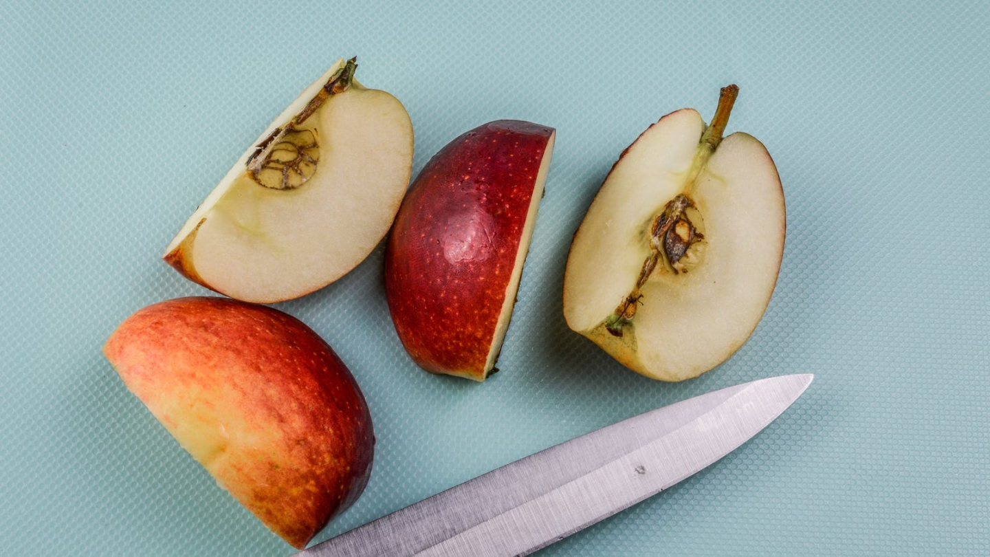 Fact check: Apple seeds have cyanide, but not enough to kill